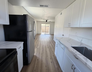 8235 N 34th Drive - Photo Thumbnail 2