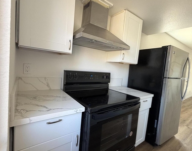 8235 N 34th Drive - Photo Thumbnail 3