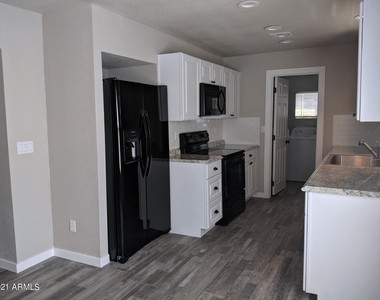 419 W 10th Street - Photo Thumbnail 7