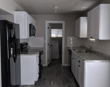 419 W 10th Street - Photo Thumbnail 4