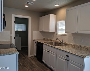 419 W 10th Street - Photo Thumbnail 6
