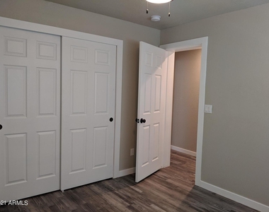 419 W 10th Street - Photo Thumbnail 10