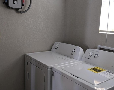 419 W 10th Street - Photo Thumbnail 8