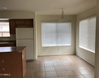 42207 W Chambers Drive - Photo Thumbnail 2