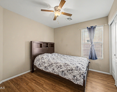 642 W Mesquite Tree Lane - Photo Thumbnail 3