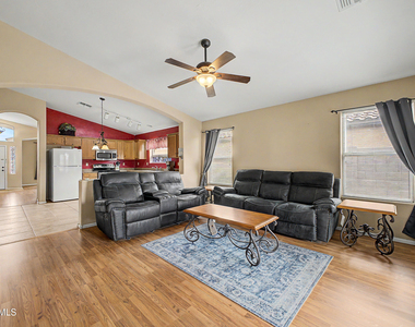 642 W Mesquite Tree Lane - Photo Thumbnail 2