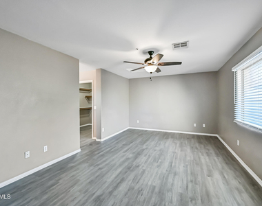 8053 W Waltann Lane - Photo Thumbnail 11