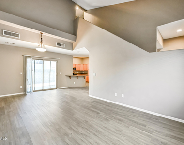 8053 W Waltann Lane - Photo Thumbnail 4