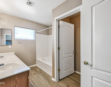 8053 W Waltann Lane - Photo Thumbnail 13