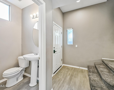 8053 W Waltann Lane - Photo Thumbnail 10