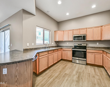 8053 W Waltann Lane - Photo Thumbnail 7