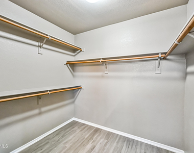 8053 W Waltann Lane - Photo Thumbnail 15