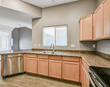 8053 W Waltann Lane - Photo Thumbnail 9