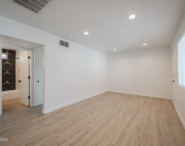 715 N 12th Avenue - Photo Thumbnail 5