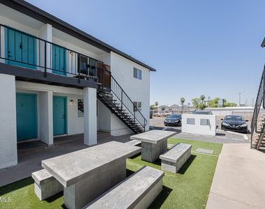 715 N 12th Avenue - Photo Thumbnail 1