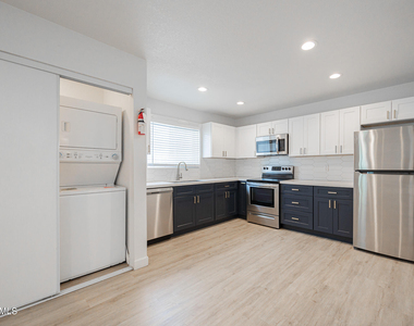 715 N 12th Avenue - Photo Thumbnail 8