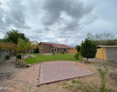 1117 E Arabian Drive - Photo Thumbnail 5