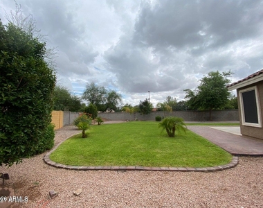 1117 E Arabian Drive - Photo Thumbnail 6