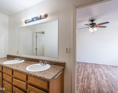 2914 E Charleston Avenue - Photo Thumbnail 16