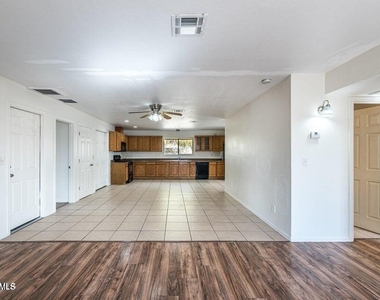 2914 E Charleston Avenue - Photo Thumbnail 8