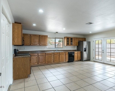 2914 E Charleston Avenue - Photo Thumbnail 12