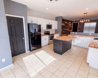 18183 W Carlota Lane - Photo Thumbnail 6
