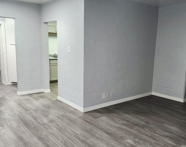 7561 N 27th Avenue - Photo Thumbnail 5