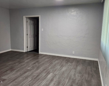 7561 N 27th Avenue - Photo Thumbnail 4