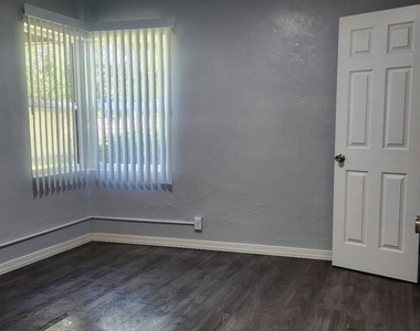 7561 N 27th Avenue - Photo Thumbnail 8