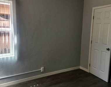 7561 N 27th Avenue - Photo Thumbnail 7