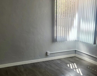 7561 N 27th Avenue - Photo Thumbnail 6