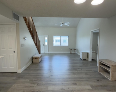 160 Bella Vista Court N - Photo Thumbnail 8