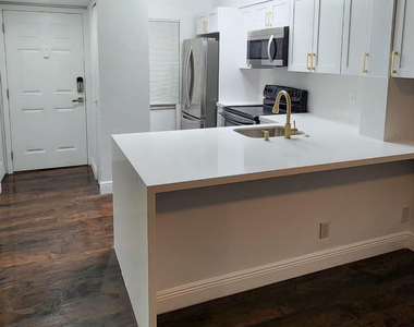 2104 S Cypress Bend Drive - Photo Thumbnail 4