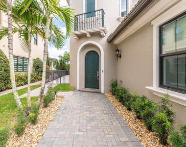 9040 Watercrest Circle W - Photo Thumbnail 2