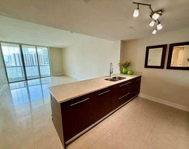 465 Brickell Avenue - Photo Thumbnail 3