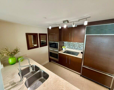 465 Brickell Avenue - Photo Thumbnail 5
