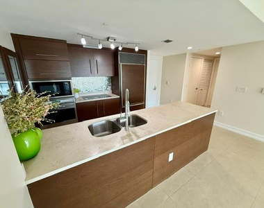 465 Brickell Avenue - Photo Thumbnail 8