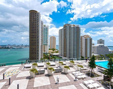 465 Brickell Avenue - Photo Thumbnail 2