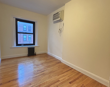 130 East 24th Street - Photo Thumbnail 3