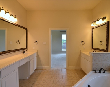 700 Addie Lane - Photo Thumbnail 14