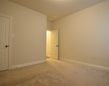700 Addie Lane - Photo Thumbnail 16