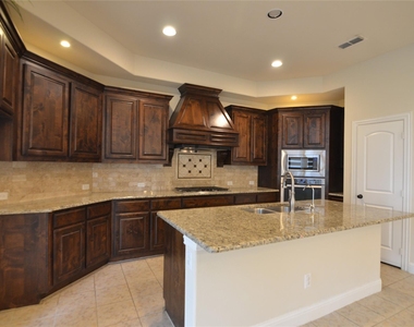 700 Addie Lane - Photo Thumbnail 7