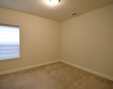700 Addie Lane - Photo Thumbnail 15