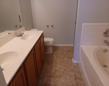 1025 Bainbridge Lane - Photo Thumbnail 11