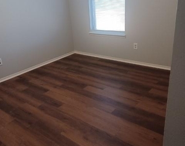 1025 Bainbridge Lane - Photo Thumbnail 5
