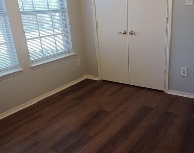 1025 Bainbridge Lane - Photo Thumbnail 3