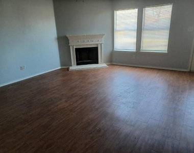 1025 Bainbridge Lane - Photo Thumbnail 6