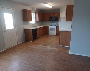 1025 Bainbridge Lane - Photo Thumbnail 7