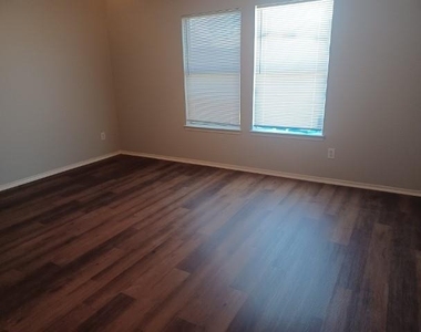 1025 Bainbridge Lane - Photo Thumbnail 10