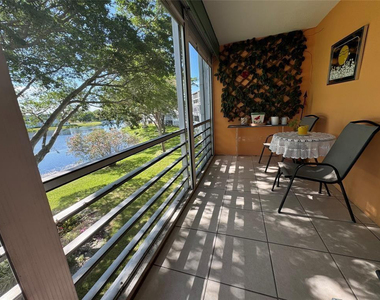 3058 Cambridge C - Photo Thumbnail 2